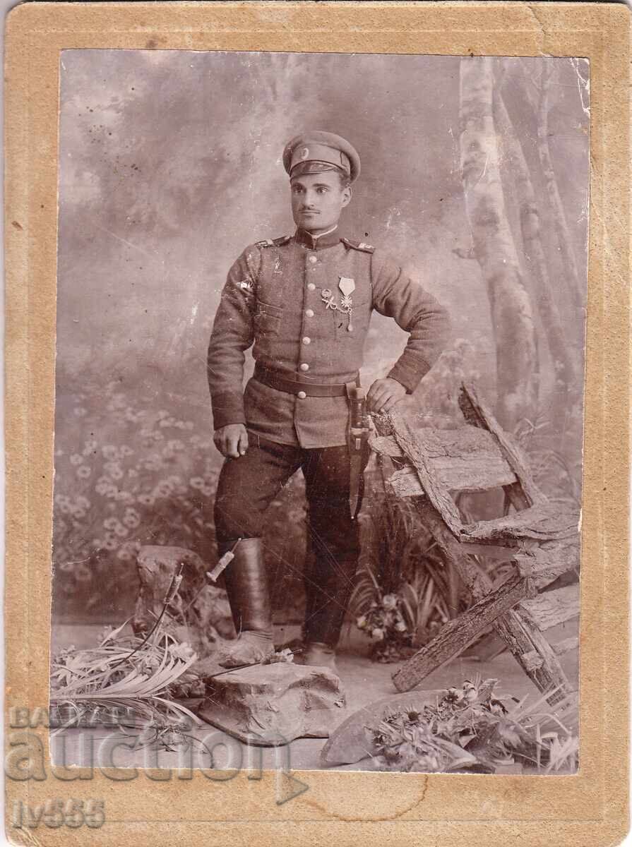 FOTOGRAFIE CU MILITAR CU ORDINUL PENTRU CURAJ ȘI BAIONETĂ - AGENT DE POLIȚIE RURALĂ
