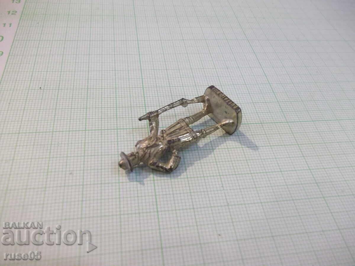 Delivery of Small metal figurine