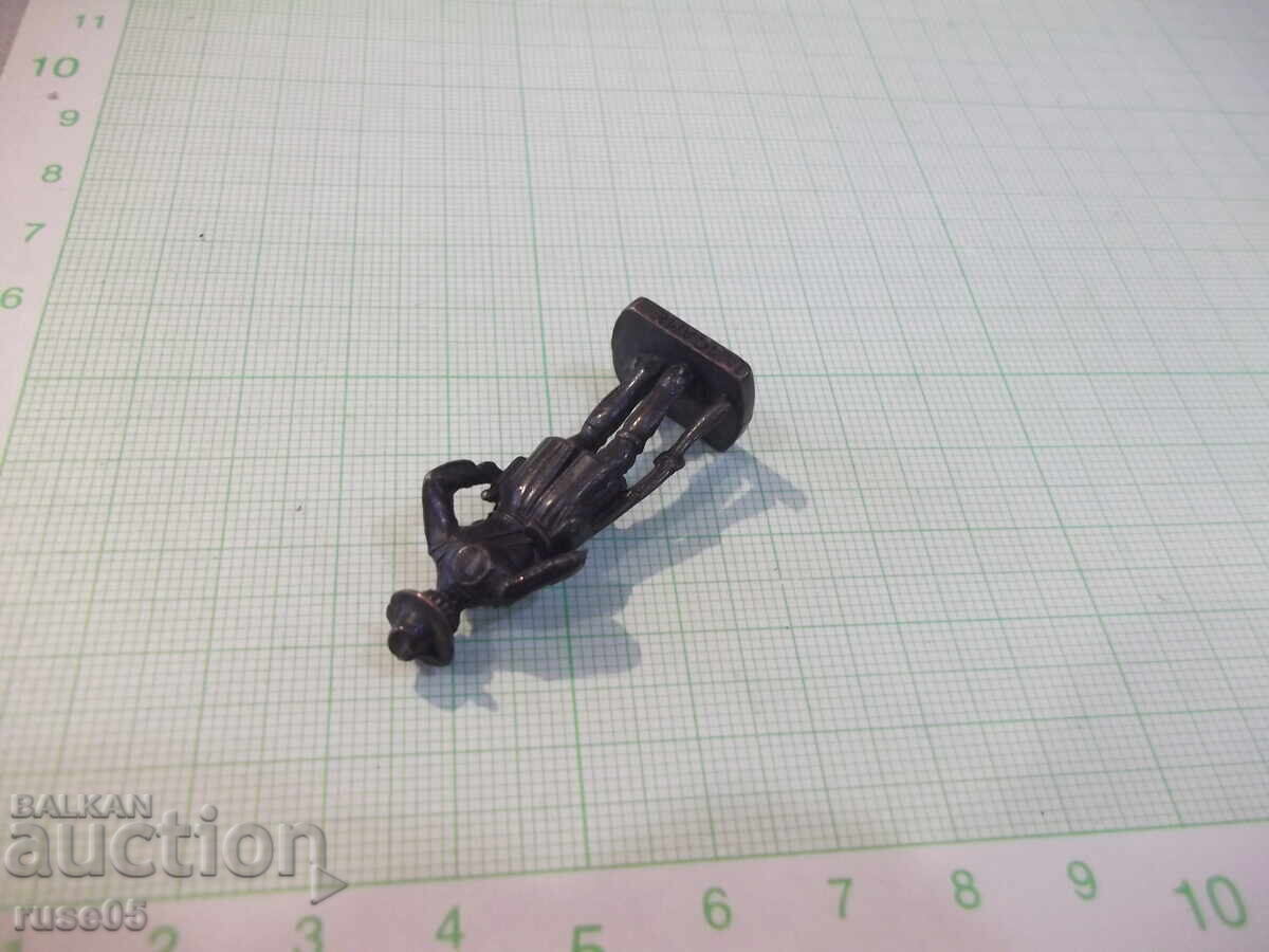 Livrarea Figurină mică din metal - 1 Livrarea Figurină mică din metal - 1