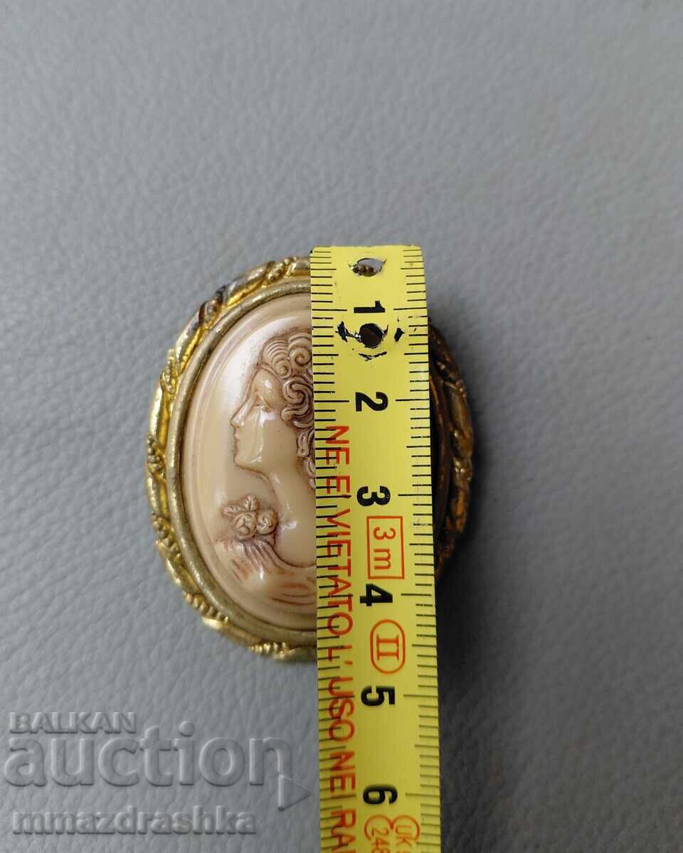 Auction  100-year-old Cameo brooch Czechoslovakia