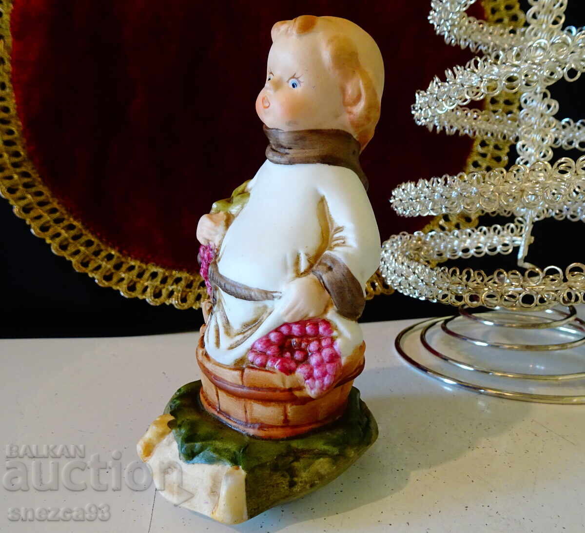 Figurină din porțelan Călugăr care strivește struguri, Capodimonte cu preț € 19.99 | 39.10 BGN