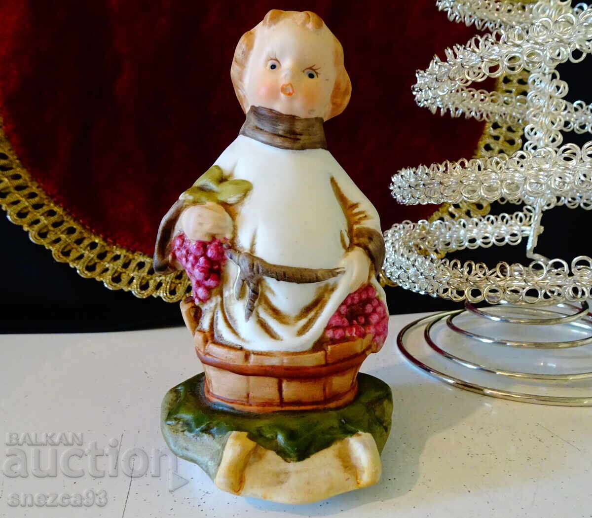 Figurină din porțelan Călugăr care strivește struguri, Capodimonte