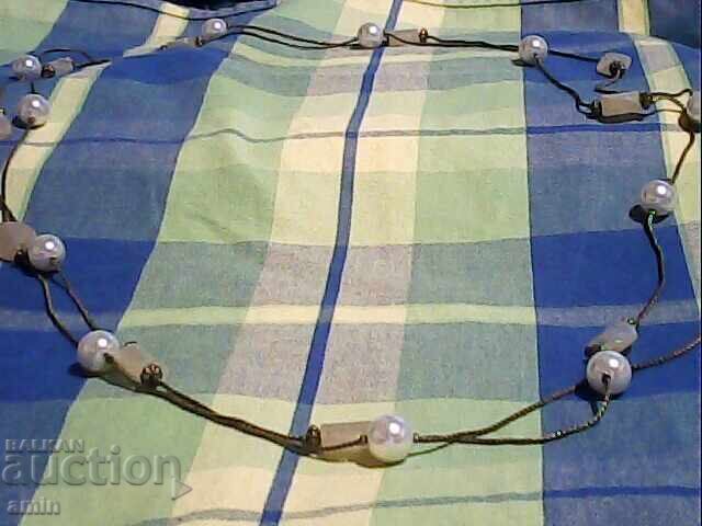 Colier frumos din perle și alte pietre