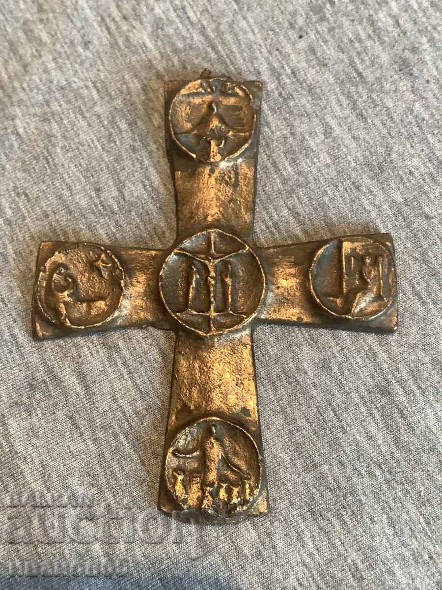vechi crucifix din bronz