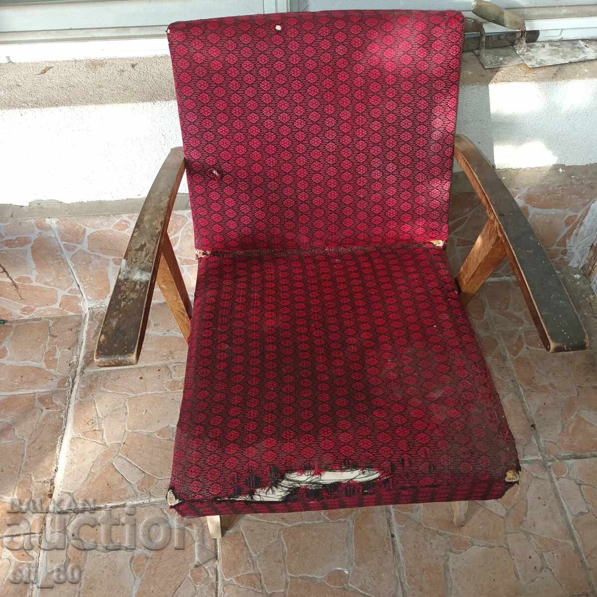 Παλιά ρετρό ξύλινη πολυθρόνα. Το ύφασμα στο μπροστινό μέρος είναι σκισμένο - 5