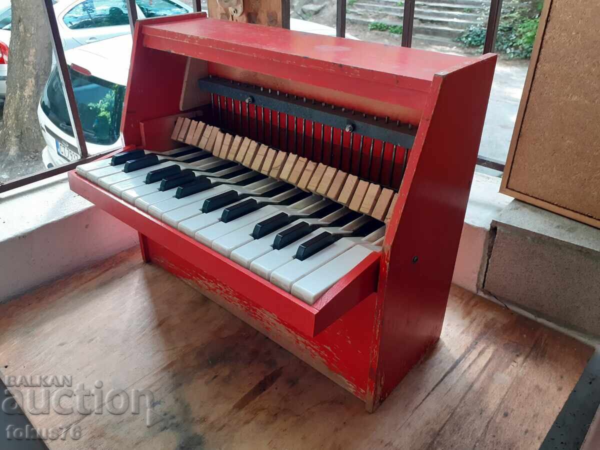 Pian vechi de jucărie pentru copii cu preț € 39.00 | 76.28 BGN