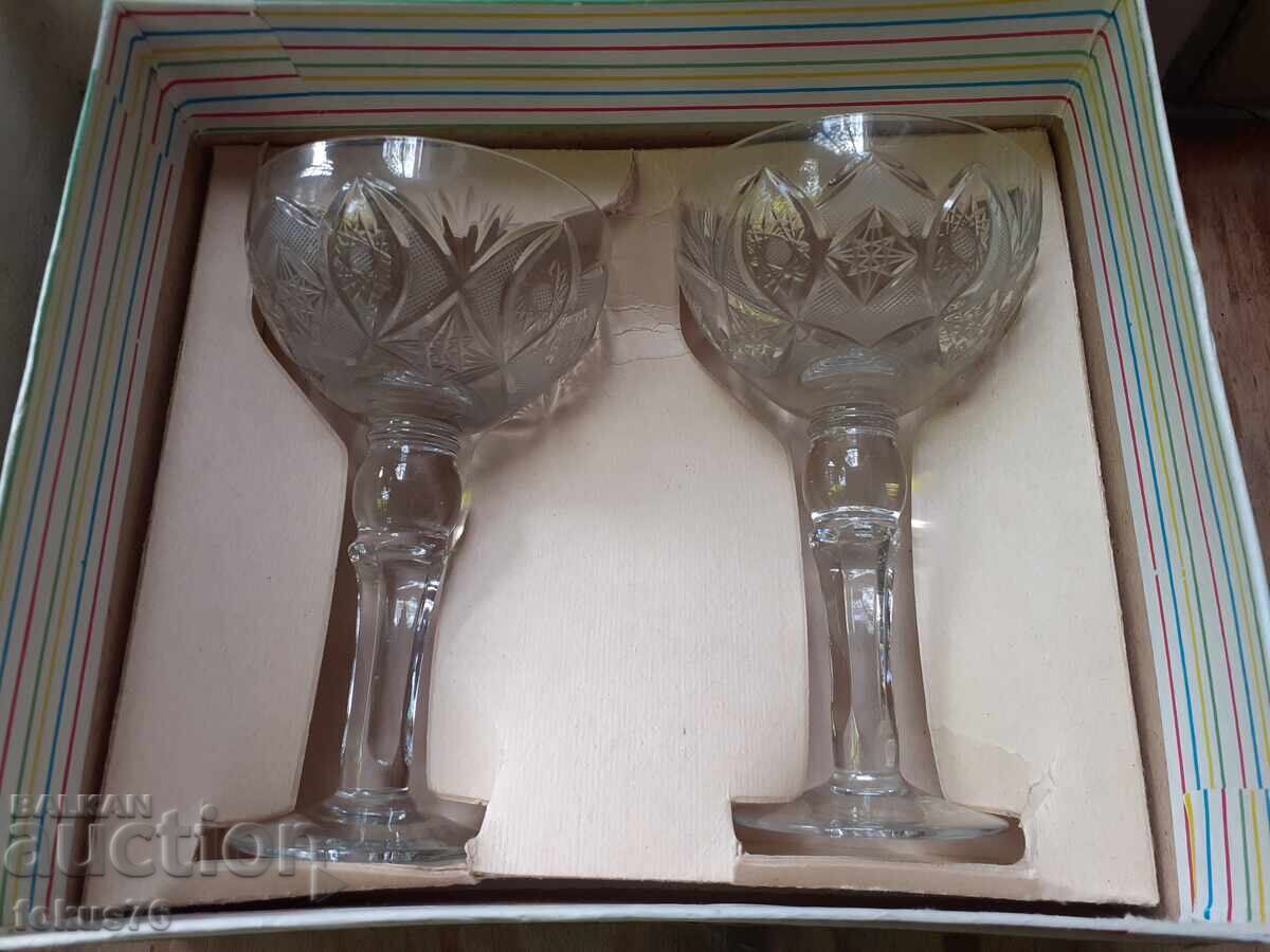 Licitație Două pahare vechi bulgărești din cristal pentru șampanie, în cutie Licitație Două pahare vechi bulgărești din cristal pentru șampanie, în cutie