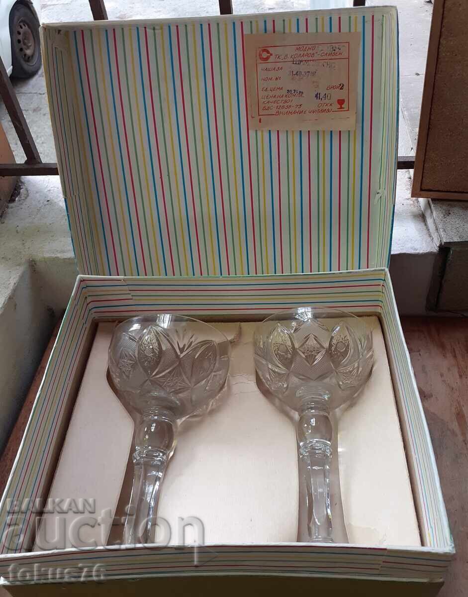 Două pahare vechi bulgărești din cristal pentru șampanie, în cutie Două pahare vechi bulgărești din cristal pentru șampanie, în cutie
