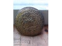 Vechi capac de bronz