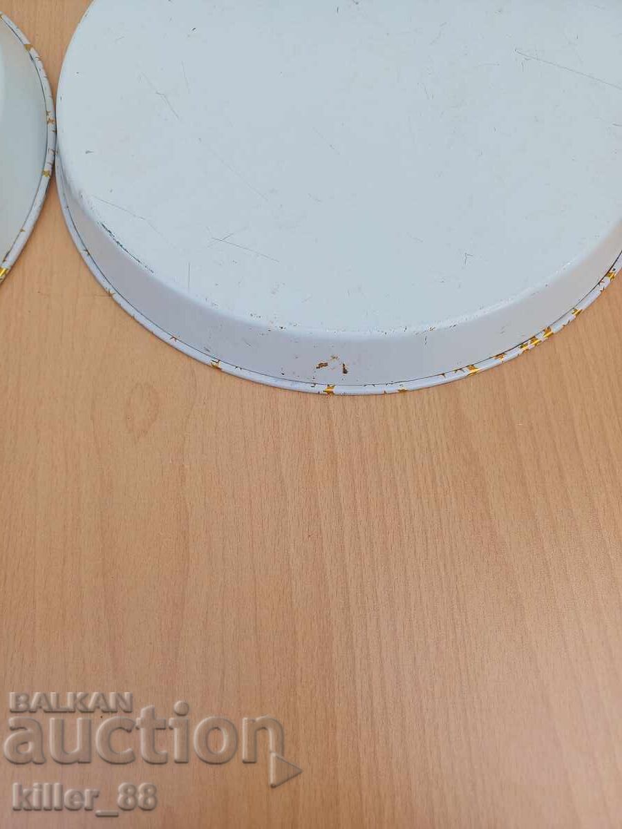 Licitație Tăvi metalice vechi cu îngerași Licitație Tăvi metalice vechi cu îngerași
