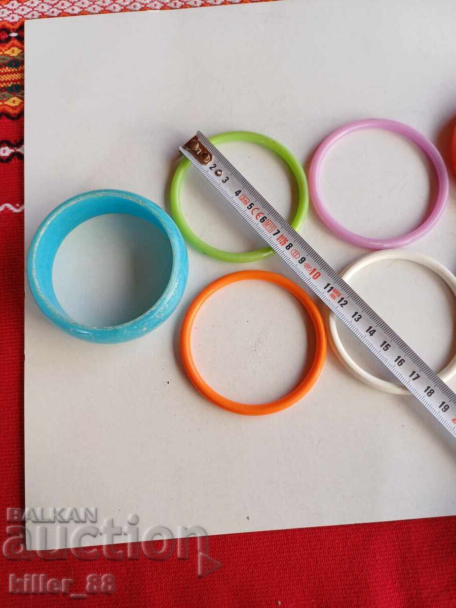 Brățări vechi din plastic cu preț € 8.00 | 15.65 BGN