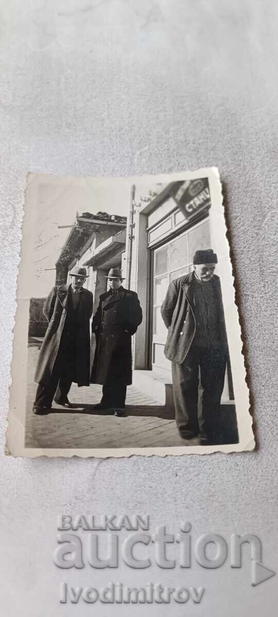 Fotografie Doi bărbați pe trotuar în fața Oficiului Poștal