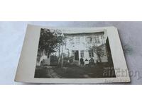 Fotografie: Bărbat, femeie și băiat la masă în curtea casei lor