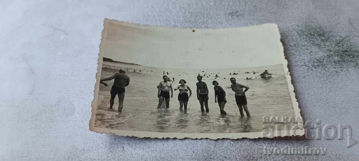 Foto Băieți și fete pe plajă