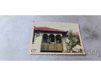 Fotografie Fată tânără din Sliven pe veranda unei case vechi de țară