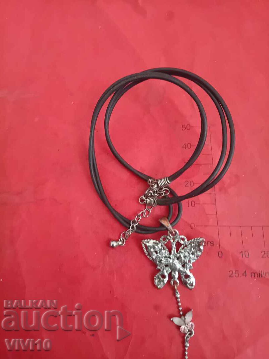 Colier vechi cu email, fluture cu preț € 15.00 | 29.34 BGN