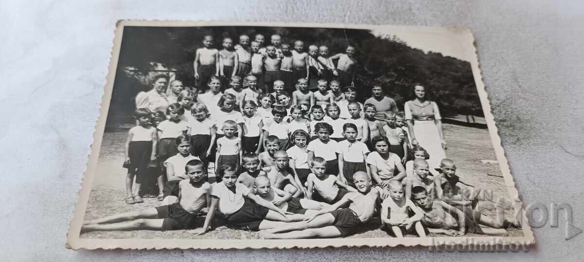 Fotografie băieți și fete cu învățătoarele lor Fotografie băieți și fete cu învățătoarele lor