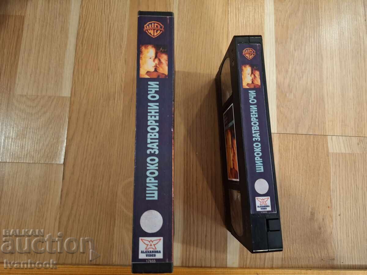 Caseta video VHS - Ochii larg închiși cu preț € 3.50 | 6.85 BGN