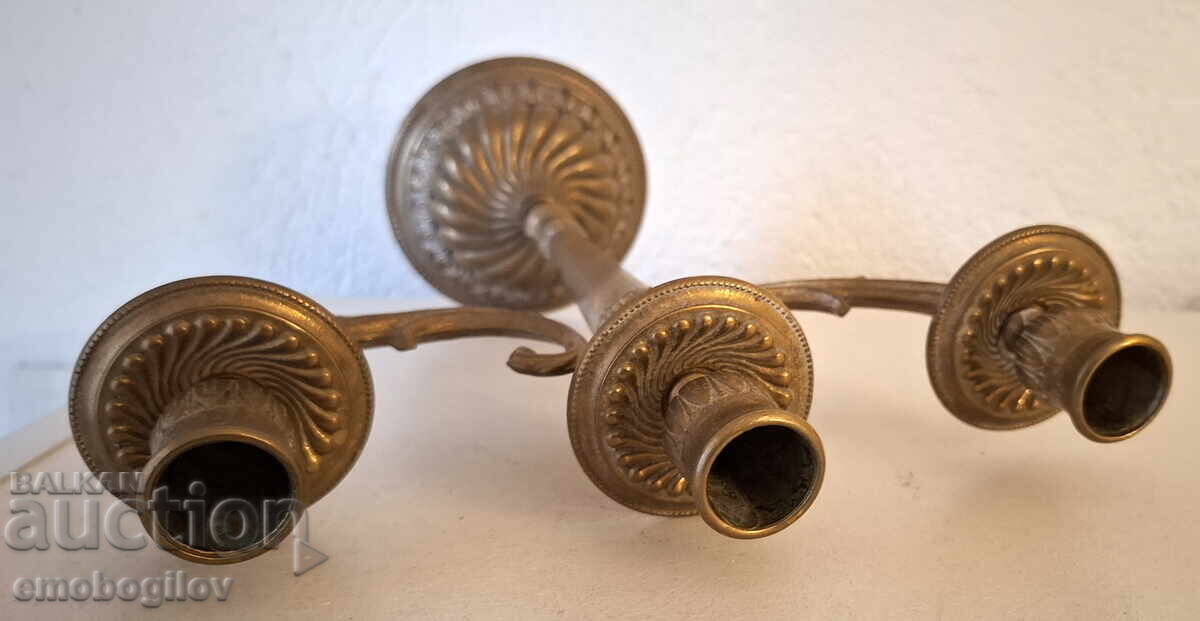 Antic Sfeșnic Masiv din Bronz cu Trei Brațe cu preț € 8.50 | 16.62 BGN