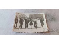 Fotografie Tineri și o fată la plimbare