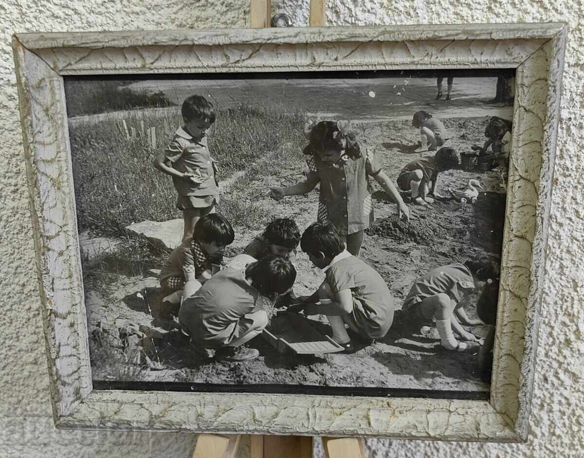 VECHE FOTOGRAFIE SOC COPII GRĂDINIȚĂ ȘCOALĂ RAMĂ SOC cu preț € 12.00 | 23.47 BGN