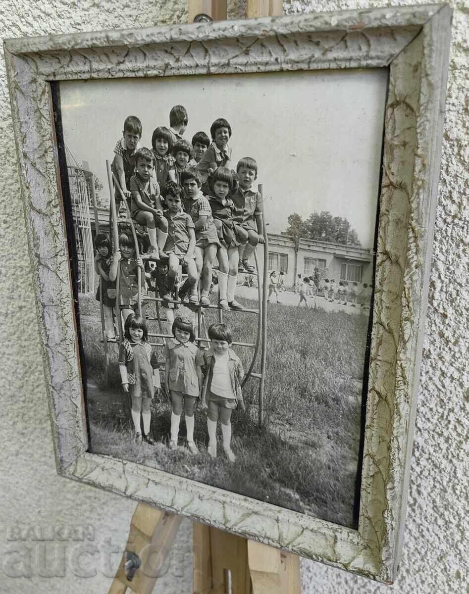 VECHE FOTOGRAFIE SOC COPII GRĂDINIȚĂ ȘCOALĂ RAMĂ SOC cu preț € 12.00 | 23.47 BGN VECHE FOTOGRAFIE SOC COPII GRĂDINIȚĂ ȘCOALĂ RAMĂ SOC cu preț € 12.00 | 23.47 BGN