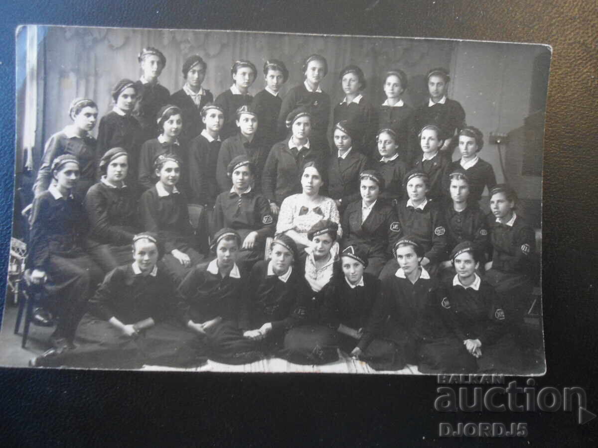 Fotografie veche, clasa a IV-a, d-na Kuzmanova, anul 1935, orașul Plevna Fotografie veche, clasa a IV-a, d-na Kuzmanova, anul 1935, orașul Plevna