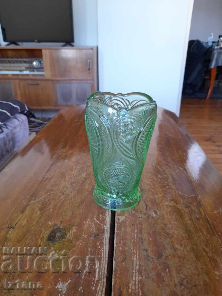 Vază veche de sticlă