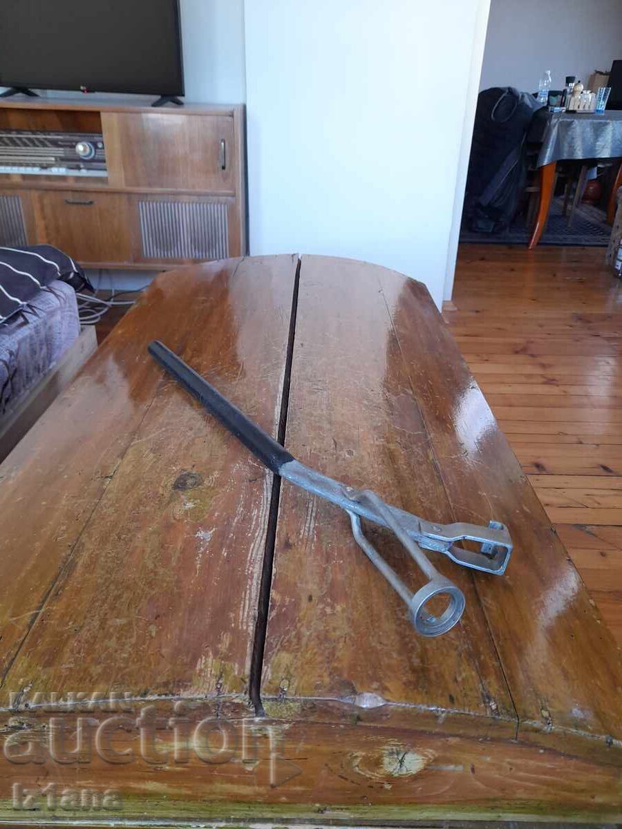 Unealtă veche pentru dejantat anvelope