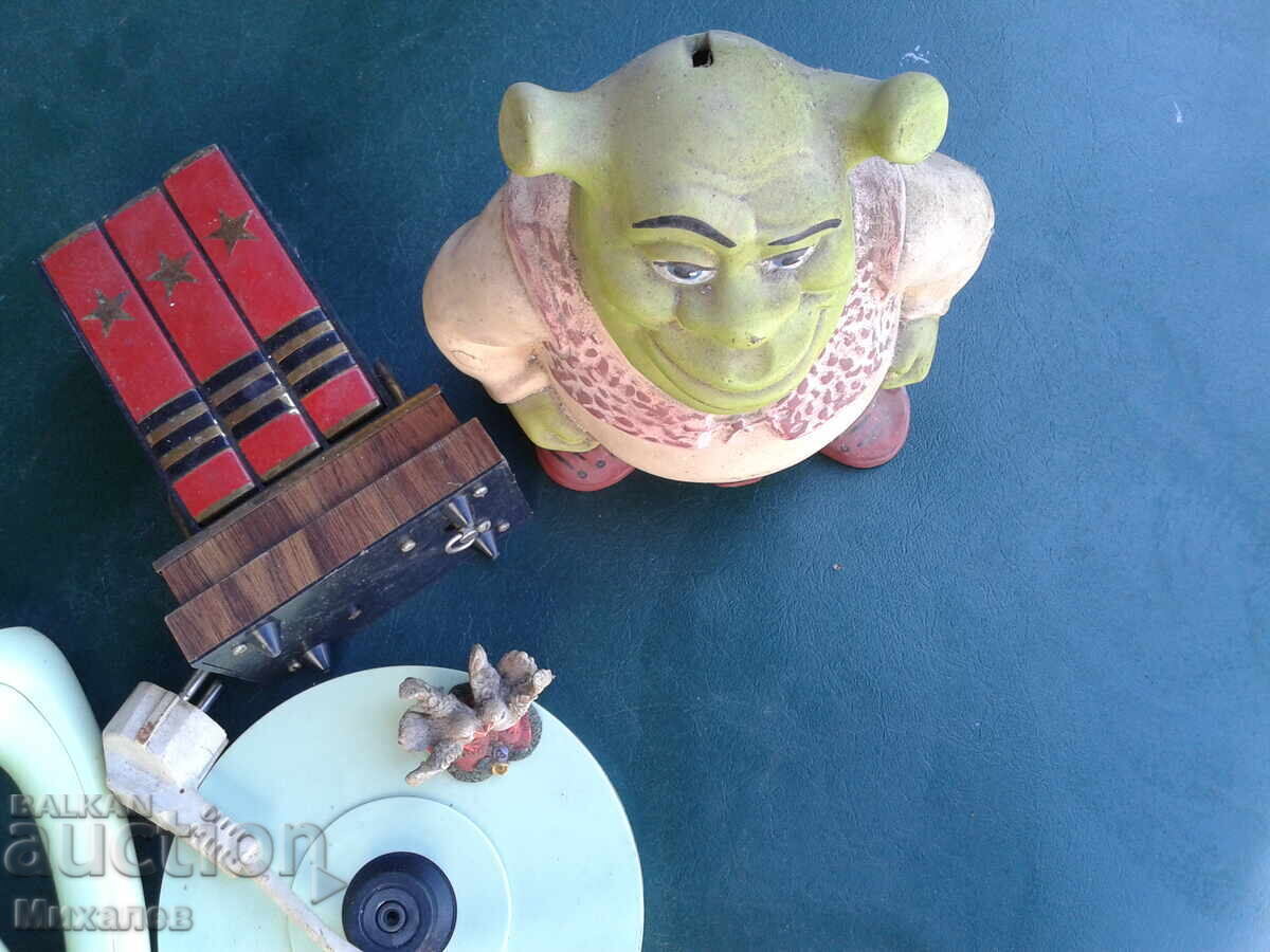 doi porumbei albi, fierbător electric SHREK, tabacheră cu preț € 0.01 | 0.02 BGN