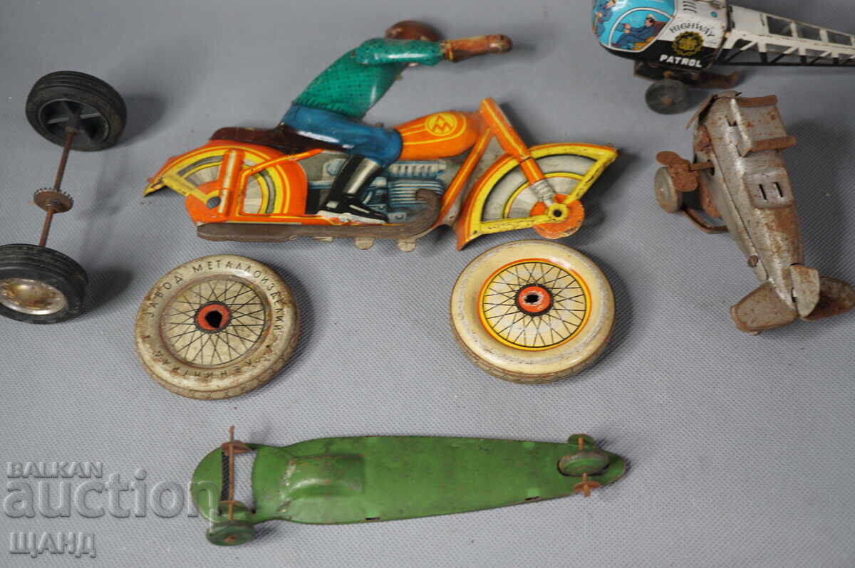 LOT JUCĂRII VECHI DIN METAL PENTRU PIESE MOTOCICLETĂ, AVION cu preț € 2.45 | 4.79 BGN