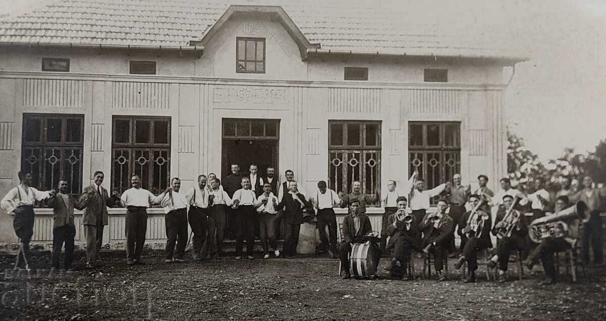 1924 BUFET HORO ORCHESTRĂ POZĂ VECHE FOTOGRAFIE cu preț € 5.00 | 9.78 BGN