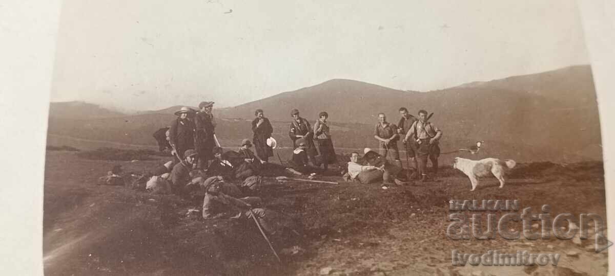 Φωτογραφία νέοι, κοπέλες και σκύλος σε εκδρομή στην περιοχή Καντέμλια με τιμή € 1.17 | 2.29 BGN
