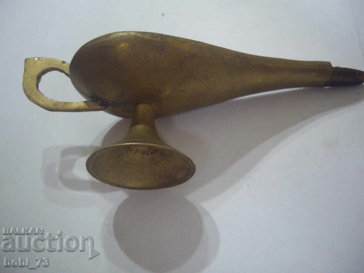 Auction  Small bronze lamp