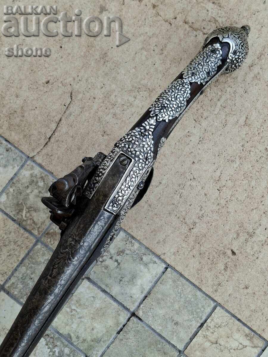 Pistol cu cremene, pușcă, șisane, boilie, cremene cu preț € 1200.00 | 2347.00 BGN