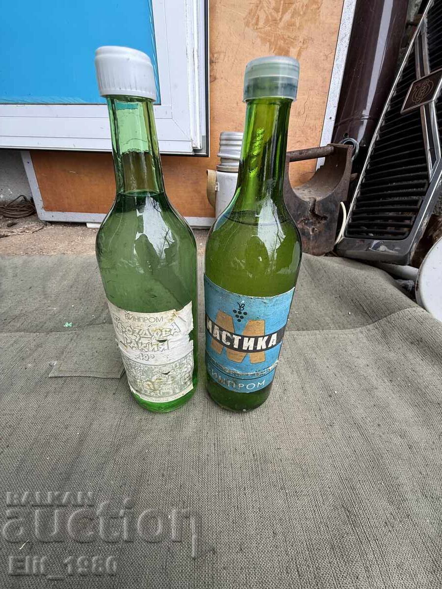 Sticle de colecție din anii '70 cu rachiu și mastică