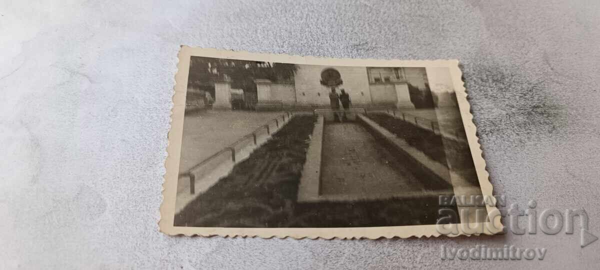 Fotografie Skopje Ofițer și bărbat în fața unui monument