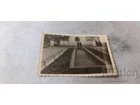 Fotografie Skopje Ofițer și bărbat în fața unui monument