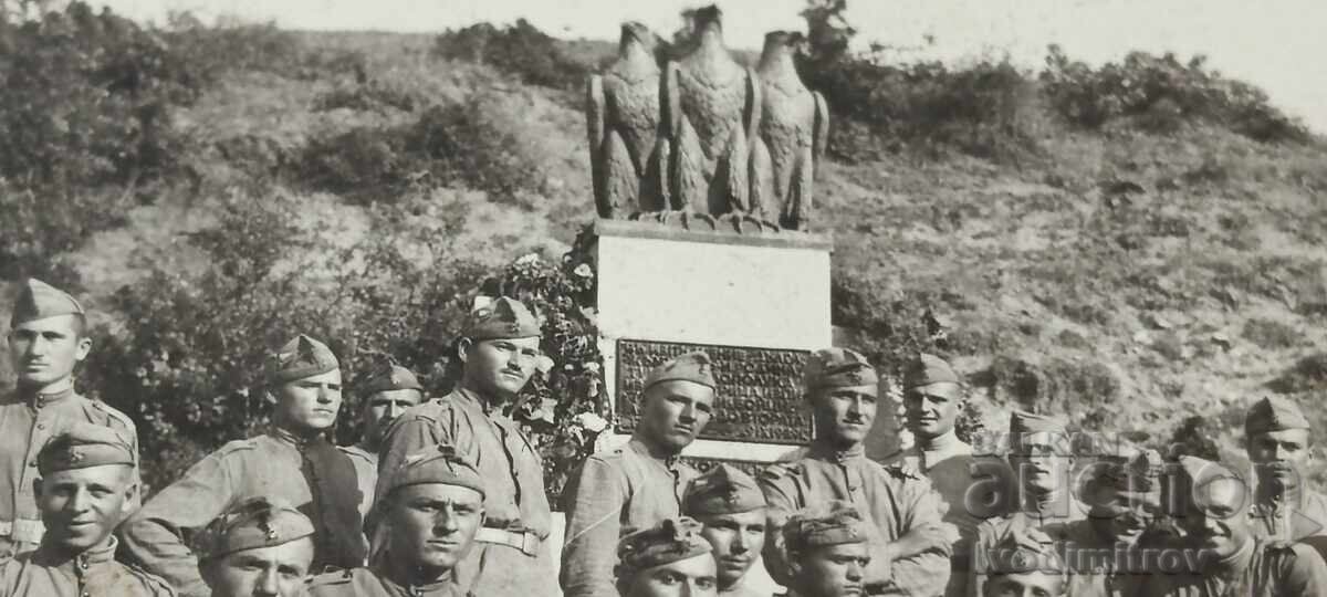 Fotografie Ofițeri și soldați în fața unui monument militar cu preț € 1.34 | 2.62 BGN Fotografie Ofițeri și soldați în fața unui monument militar cu preț € 1.34 | 2.62 BGN