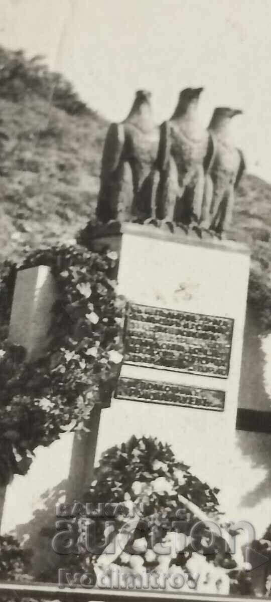 Fotografie Ofițer călare lângă un monument militar cu preț € 1.34 | 2.62 BGN