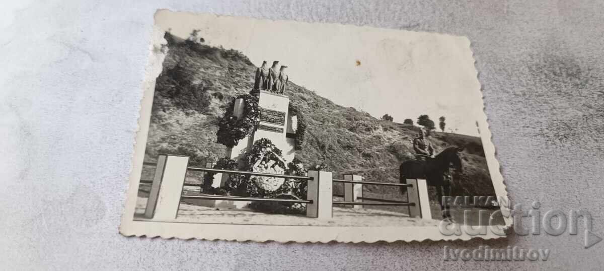 Fotografie Ofițer călare lângă un monument militar