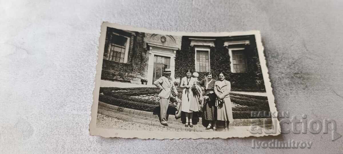 Photo Rome Man and three women in front of Villa Madama 1934