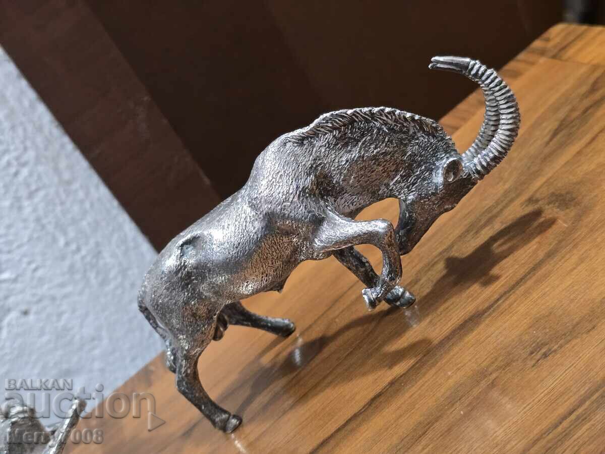Două sculpturi decorative din metal reprezentând țapi care se luptă! cu preț € 100.00 | 195.58 BGN