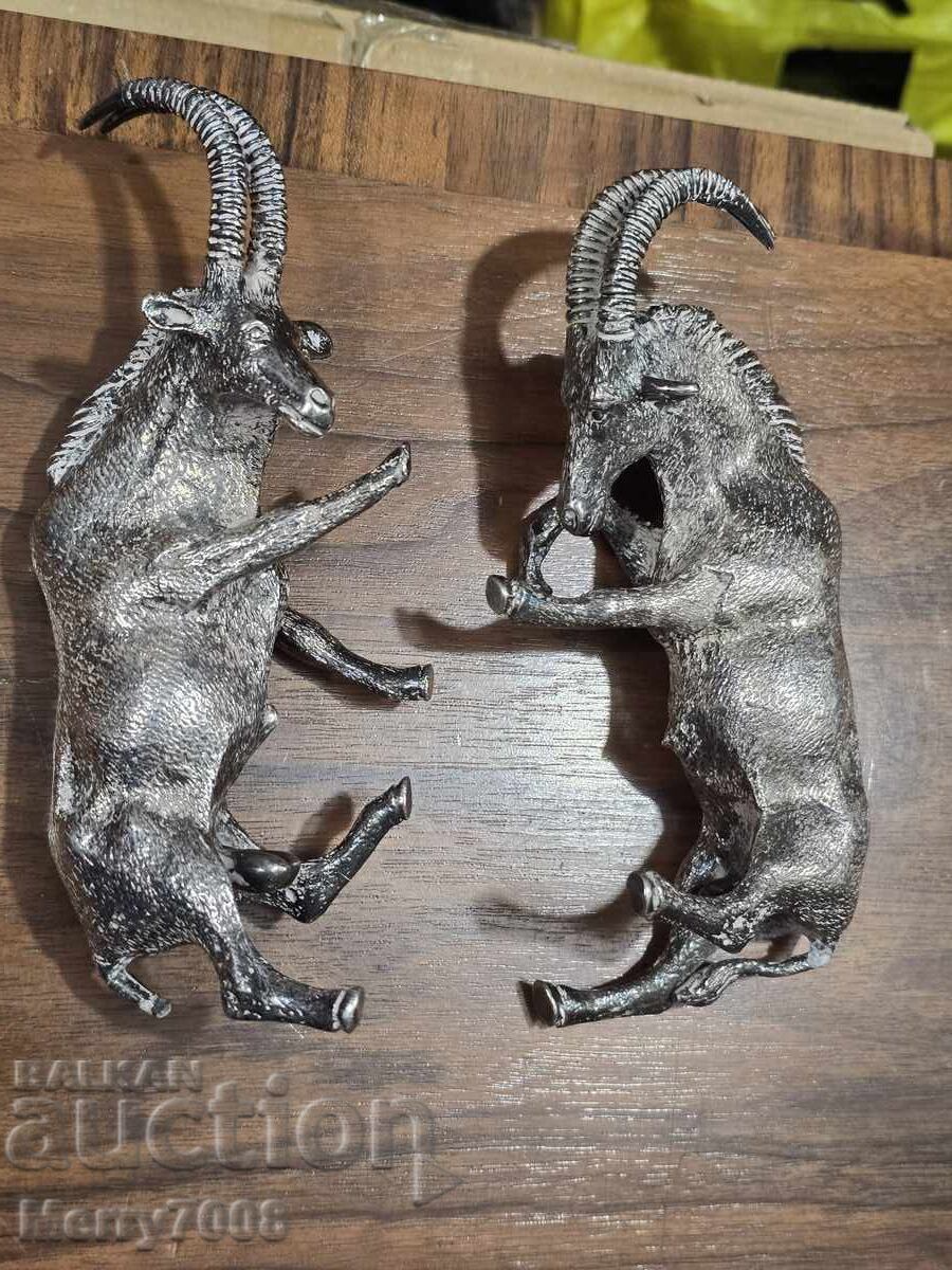 Licitație Două sculpturi decorative din metal reprezentând țapi care se luptă!