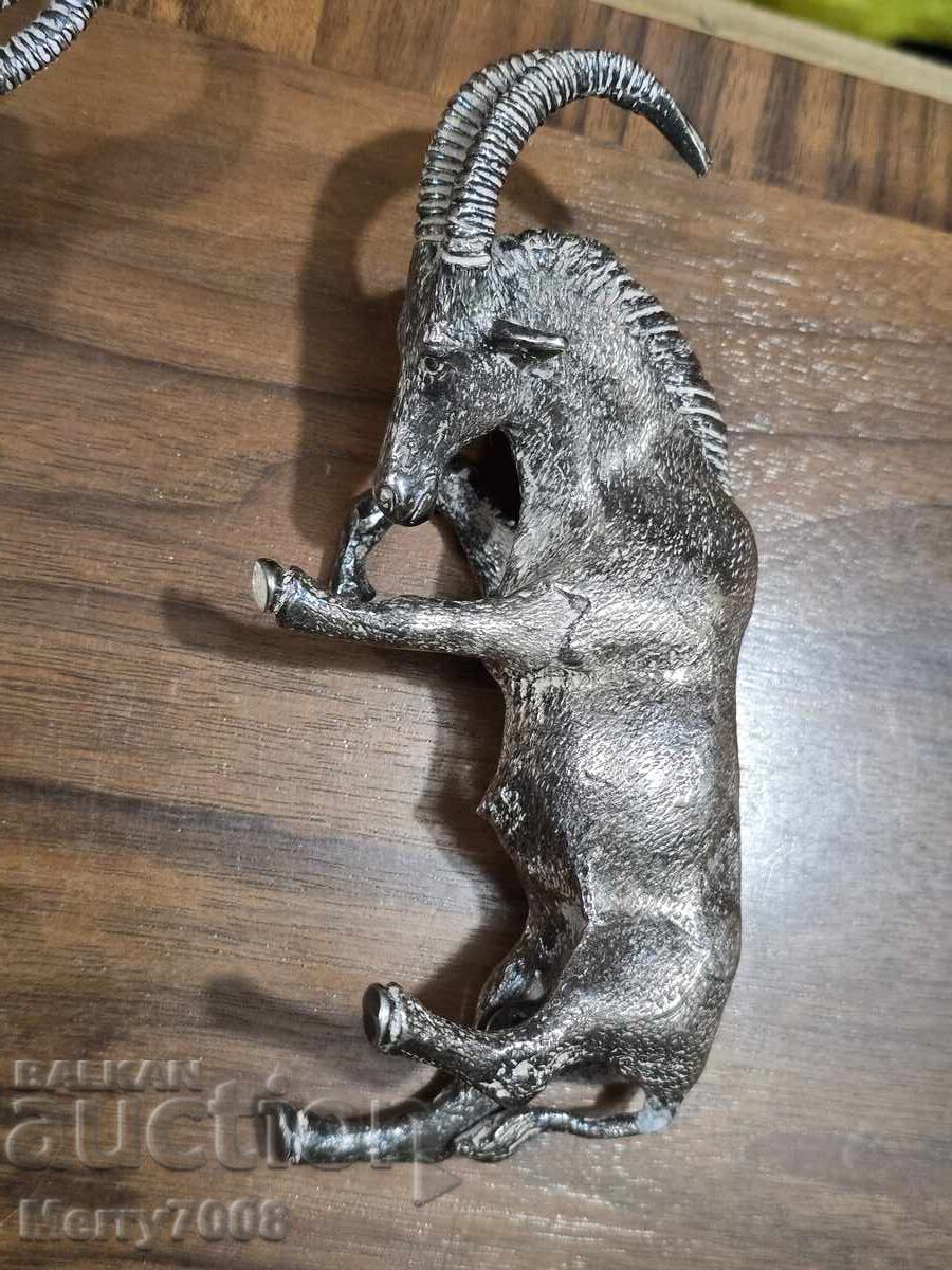 Livrarea Două sculpturi decorative din metal reprezentând țapi care se luptă!