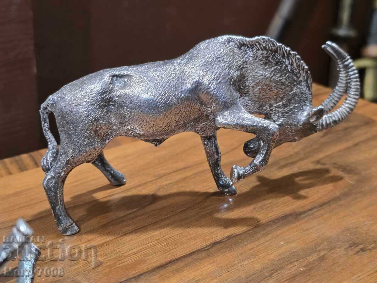 Două sculpturi decorative din metal reprezentând țapi care se luptă! - 5