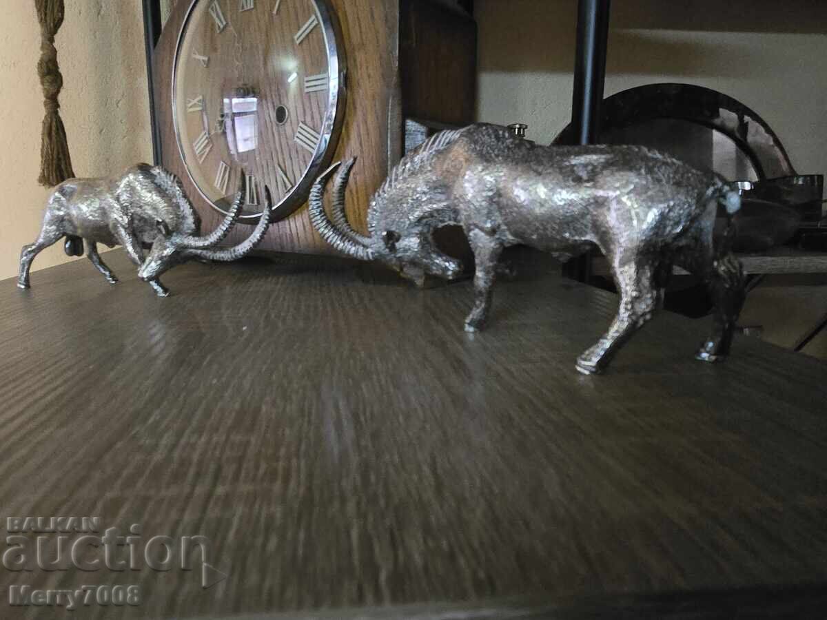 Două sculpturi decorative din metal reprezentând țapi care se luptă! - 7