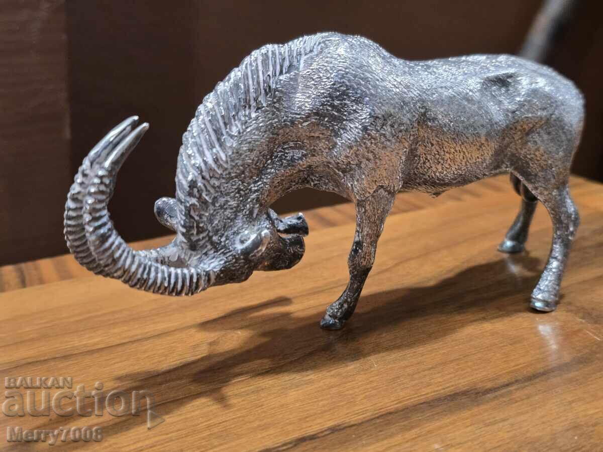 Două sculpturi decorative din metal reprezentând țapi care se luptă!