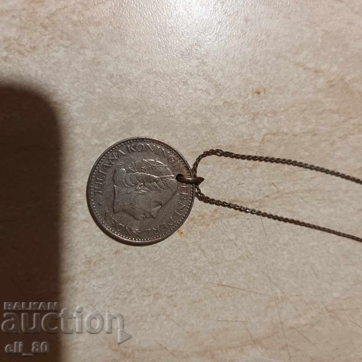 Παράδοση παλιό νόμισμα του 1969 μεταποιημένο σε κολιέ