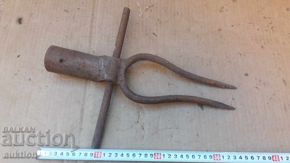 VECHE SCULĂ FORJATĂ DE RENAȘTERE